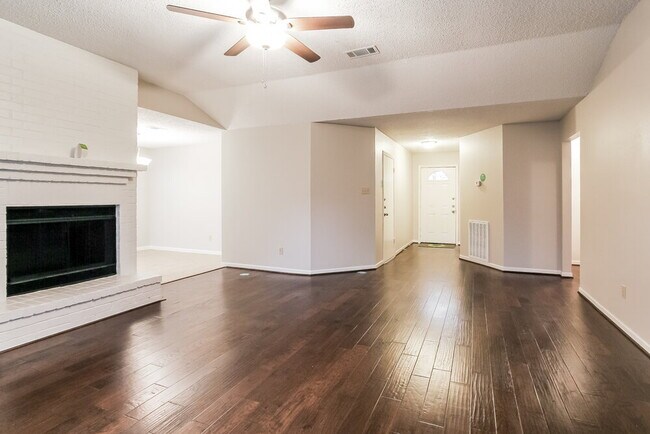 Foto del edificio - 18606 Hiddenbay Way
