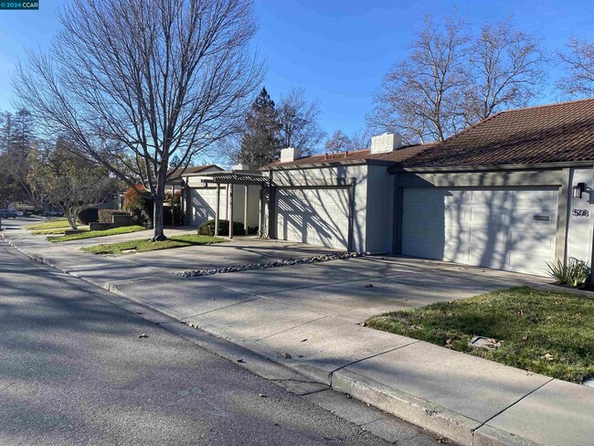 Building Photo - 506 Tampico