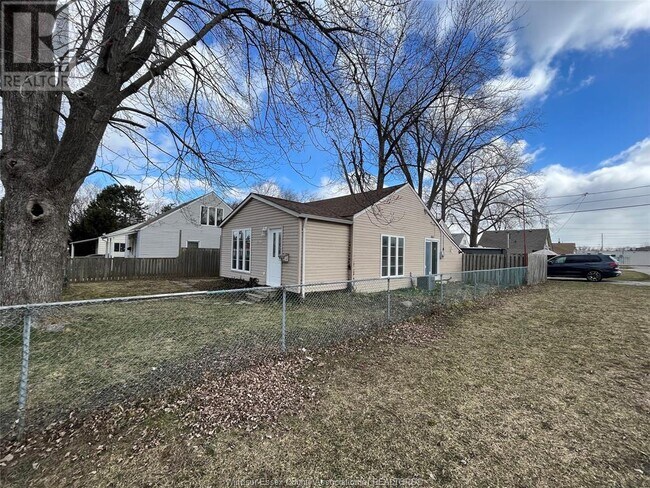 Photo du bâtiment - 1296 Elm Ave