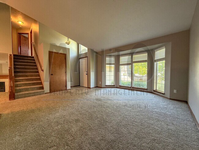 Building Photo - Spacious Eagle Ridge Home
