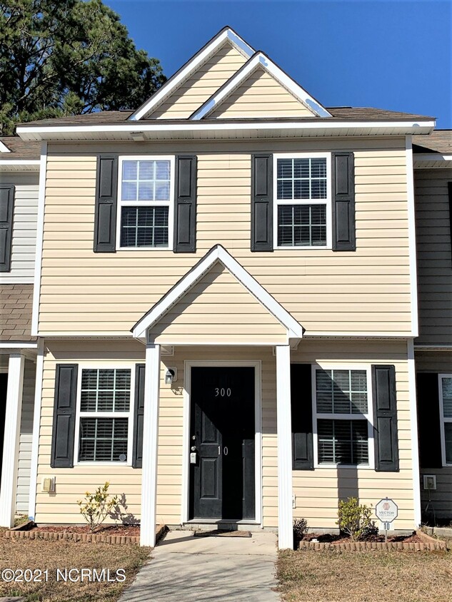 300 Burley Dr, Hubert, NC 28539 Townhome Rentals in Hubert NC