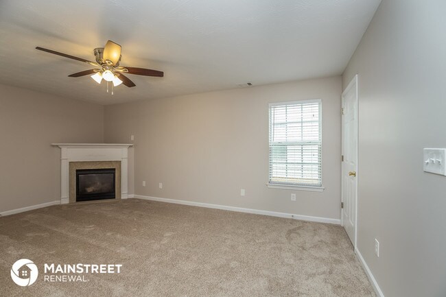 Building Photo - Updated And Ready For Immediate Move In!