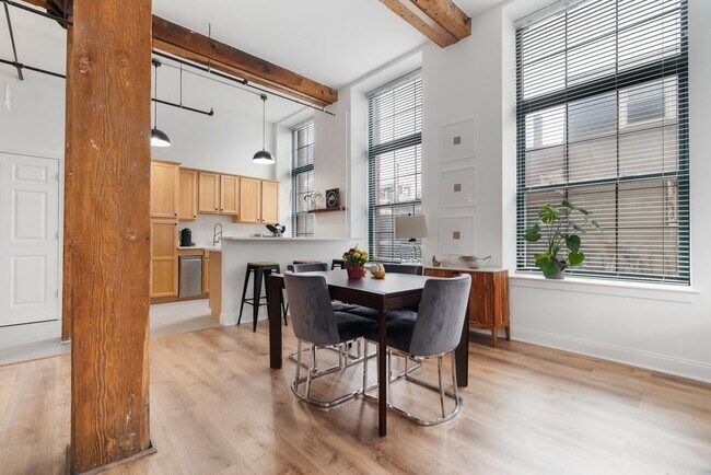 Building Photo - 881 E 1st St