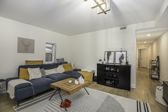 Building Photo - 527 Broadhead Av