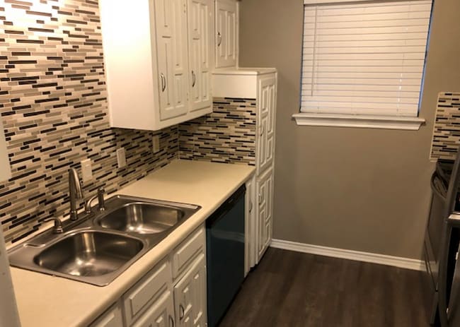 Building Photo - 1806 Camelot Cv