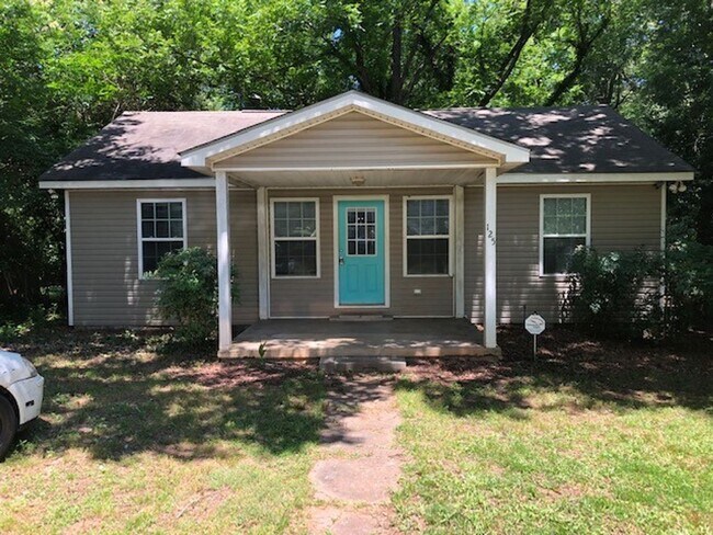 Building Photo - Normaltown Area Home! Available August 2026