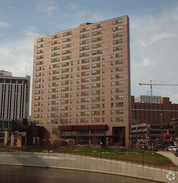 Vista hacia el oeste cruzando el río Zumbro - Fontaine Towers