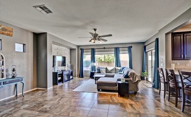 Foto del edificio - 16183 W Crenshaw Dr