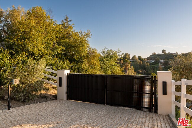 Foto del edificio - 24172 Lupin Hill Rd