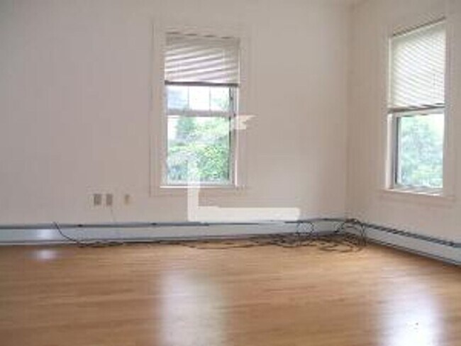 Foto del edificio - Single-Family House in Lower Allston, Laun...