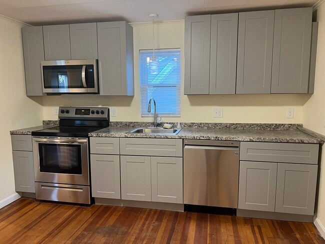 Stainless steel appliances - 682 Tyler St