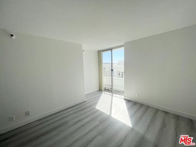 Building Photo - 10390 Wilshire Blvd