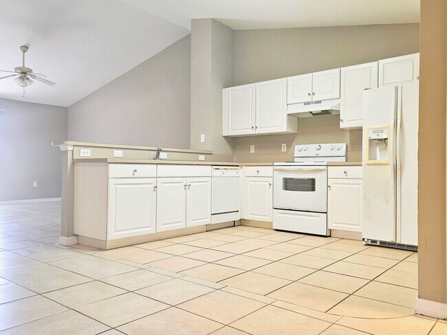 Foto del edificio - 3 BR / 2 BA Duplex Conveniently Located in Lehigh Acres