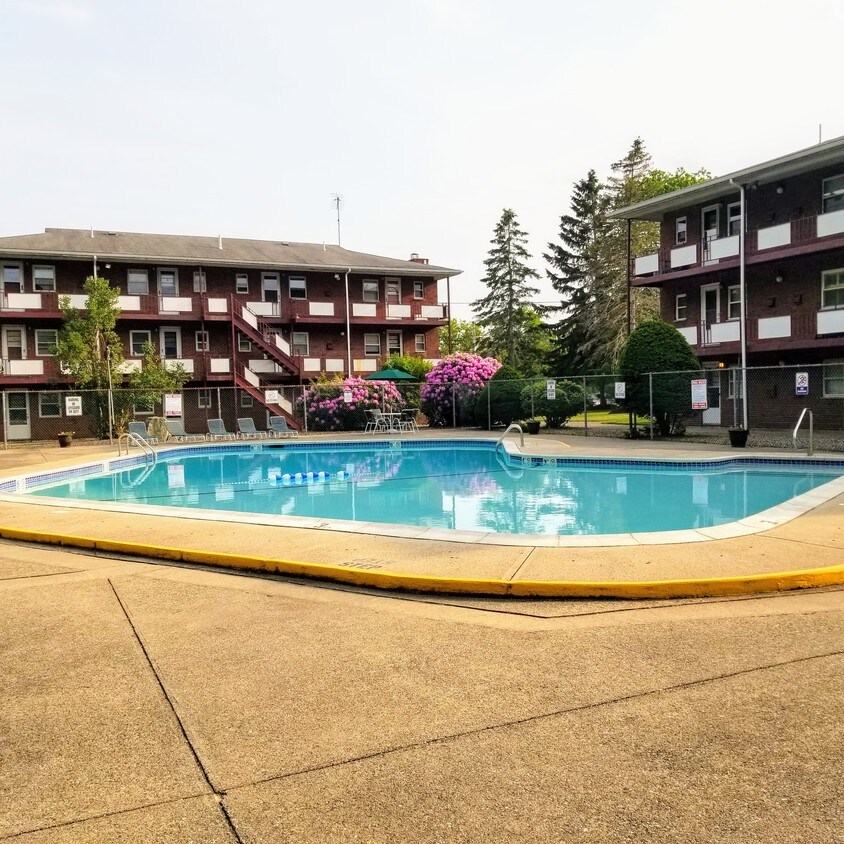 10 Colonial Dr, Andover, MA 01810 Condo for Rent in Andover, MA