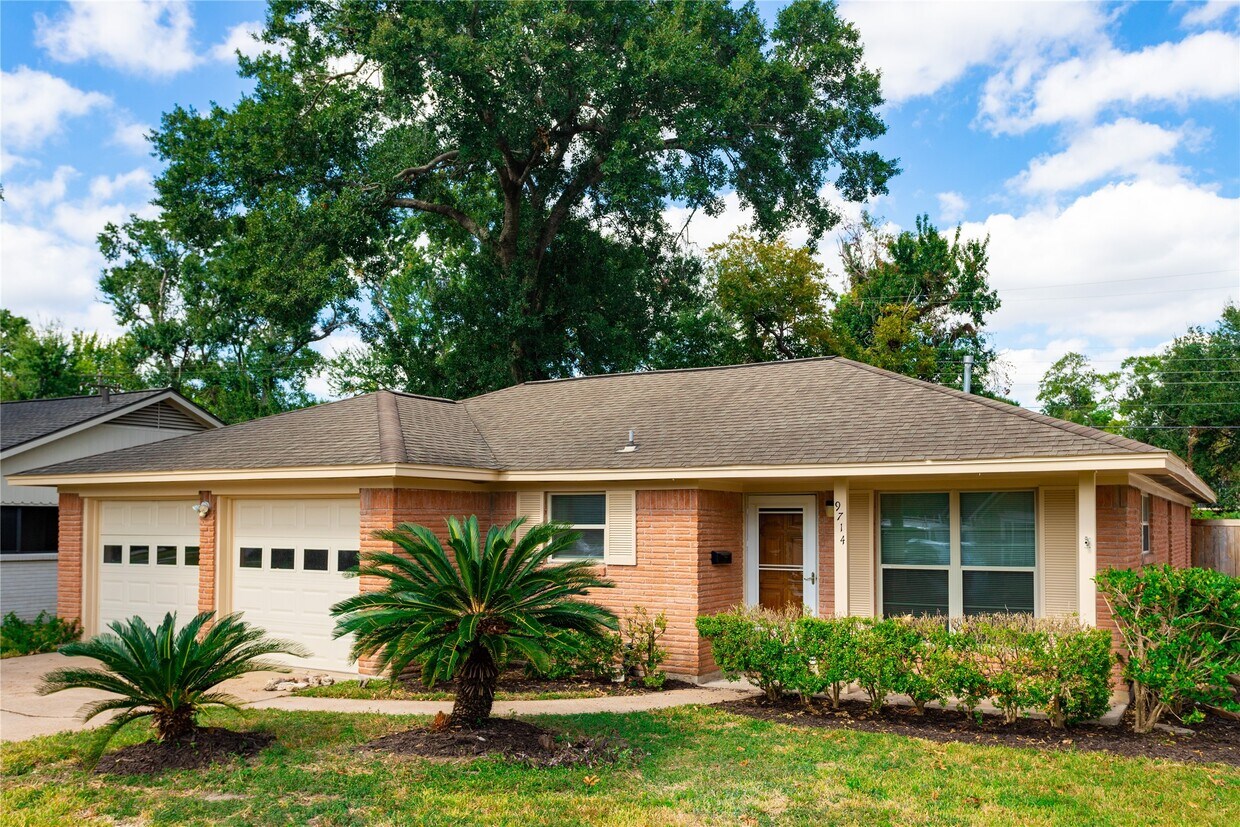 Foto principal - 9714 Cedardale Dr