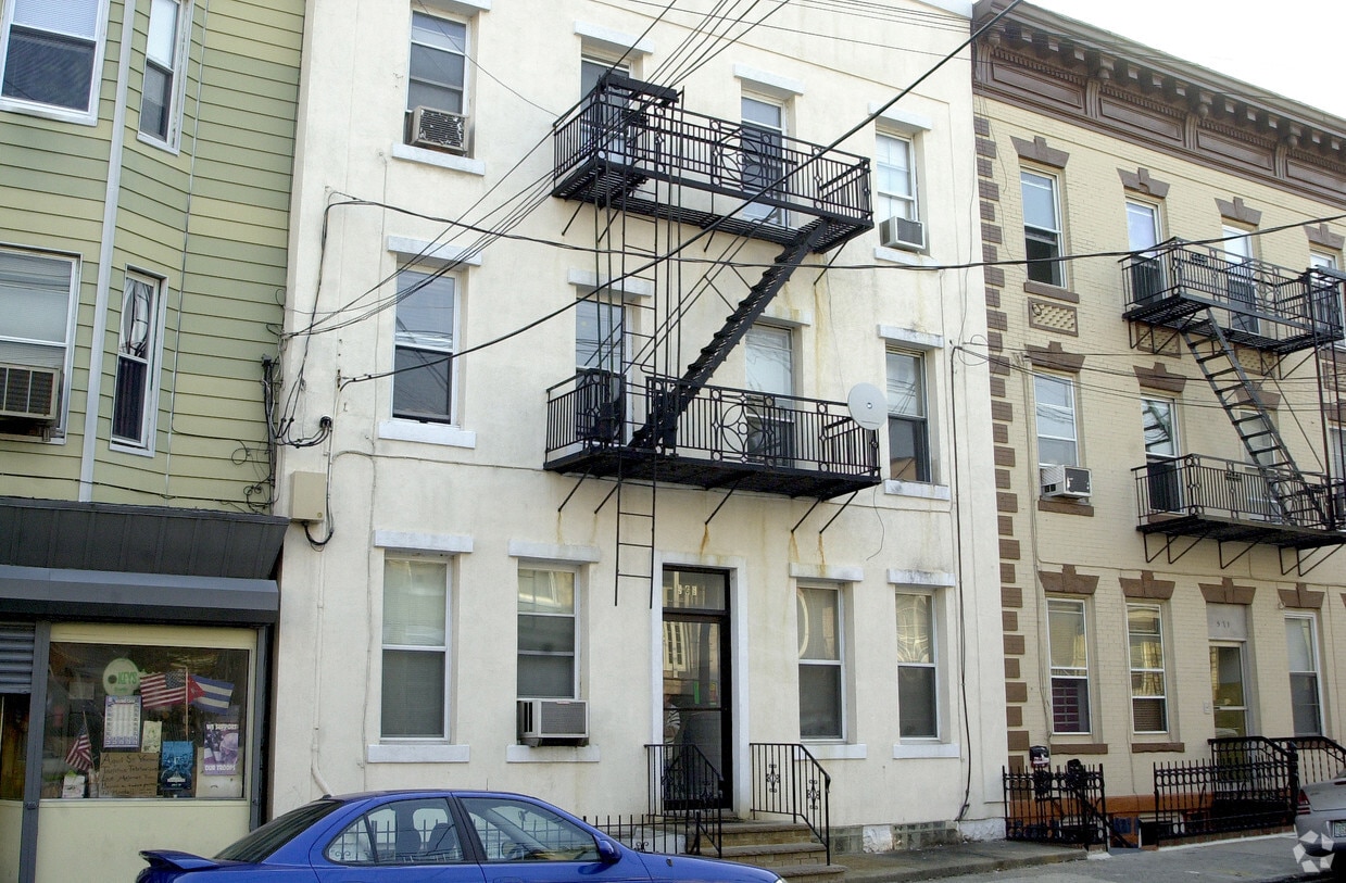 Building Photo - 569 59th St