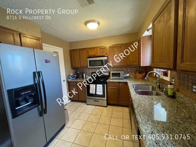 Building Photo - 3 bedroom 2 bath, 2 car garage coming avai...
