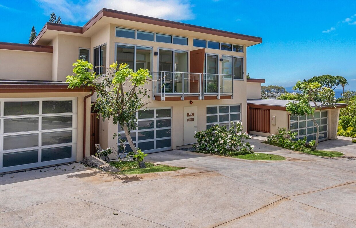 Primary Photo - Modern & New 3/3 Tastefully Furnished Cond...