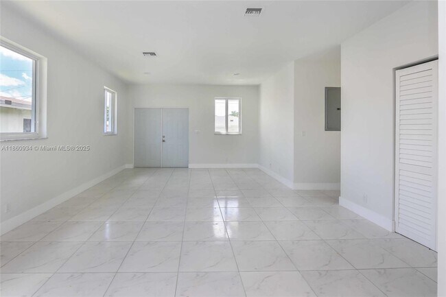 Building Photo - 806 NW 5th Ave