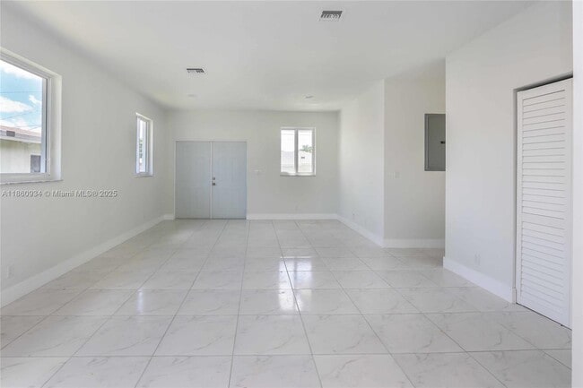 Foto del edificio - 806 NW 5th Ave