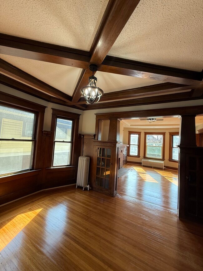 Building Photo - 629 Parkside Ave