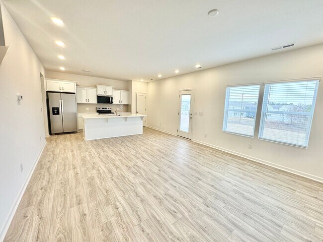 Foto del edificio - BEAUTIFUL New 3 br 2.5 ba home with loft and  lux primary suite