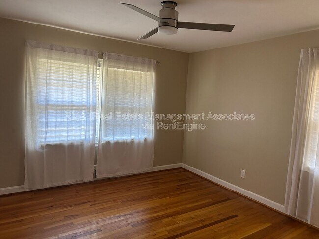 Foto del edificio - 1133 E College St