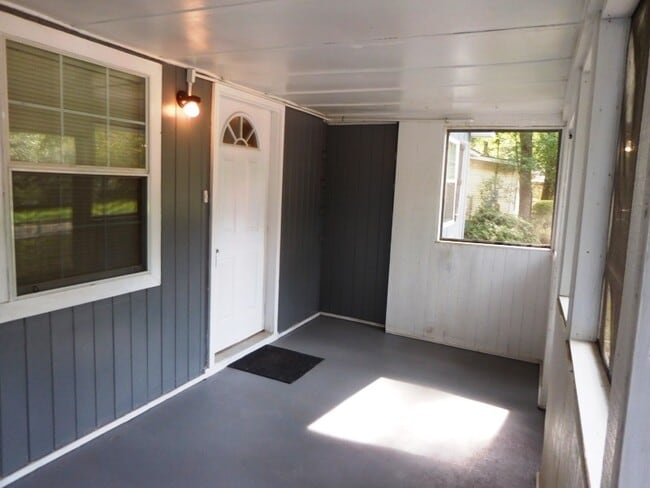 Building Photo - 1668 Pepper Dr