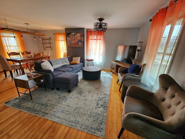 Foto del edificio - 213 W Henry St