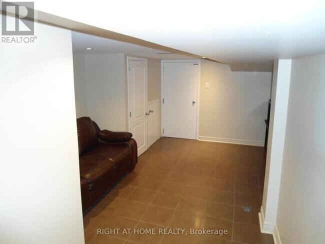 Building Photo - 1042 St Clarens Ave