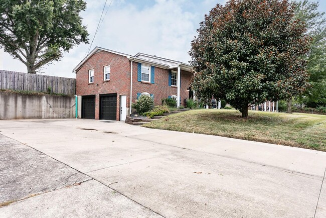 Building Photo - 705 Bon Aire Dr