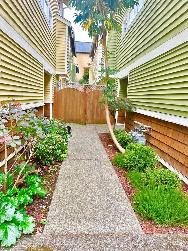 Foto del edificio - $1700 OFF FIRST MONTH! 3-Bedroom, 3.5 Bathroom Townhome Just North of Ballard!