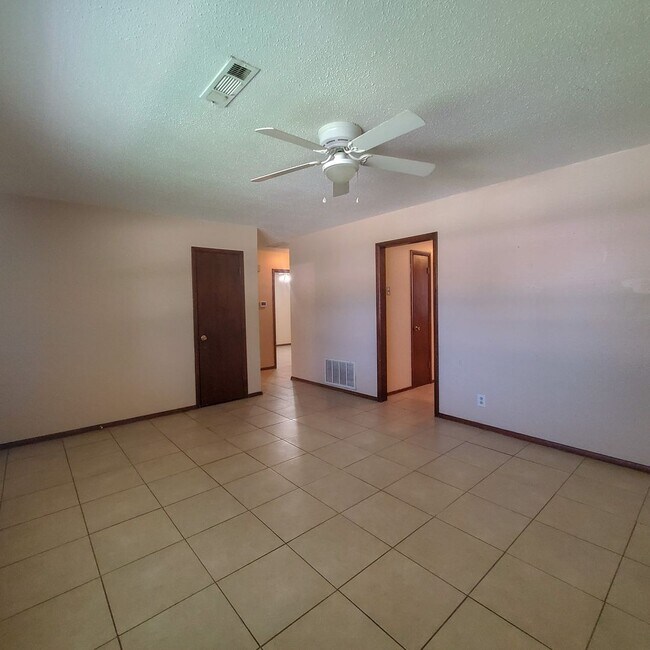 Foto del edificio - 2429 N Market Ave