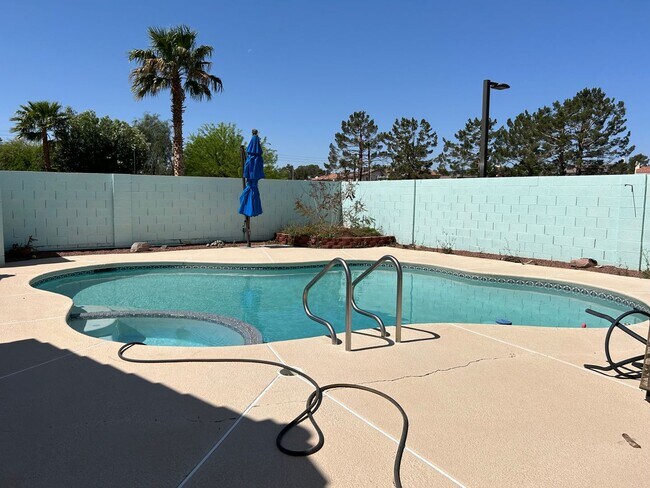 Foto del edificio - Green Valley home with pool
