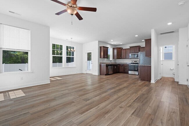 Building Photo - Beautiful 3 bedroom home with fenced yard!