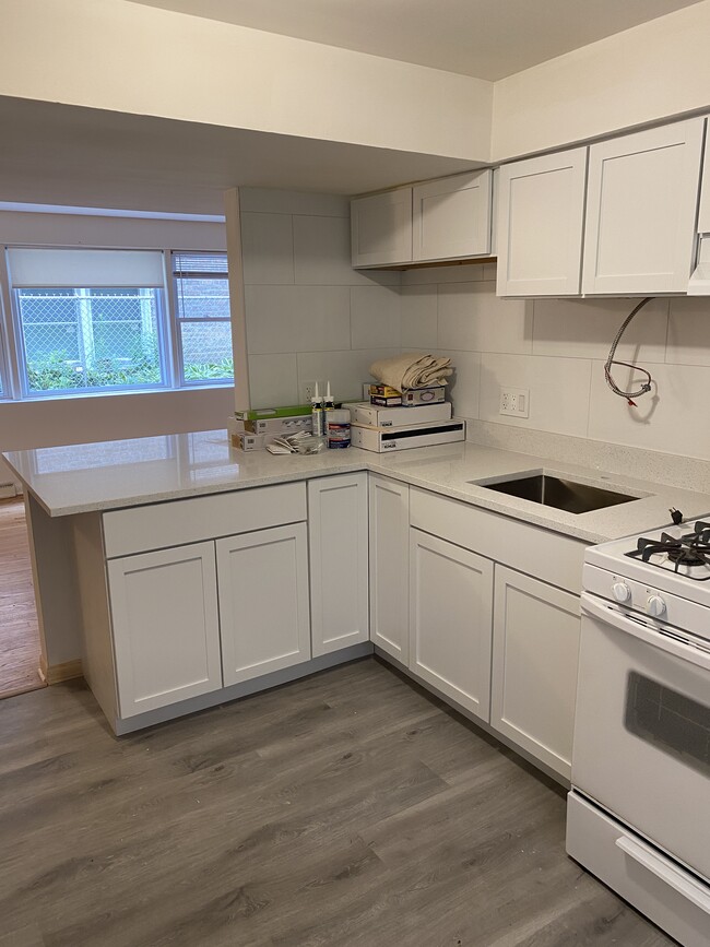 Building Photo - 5541 N Artesian Ave