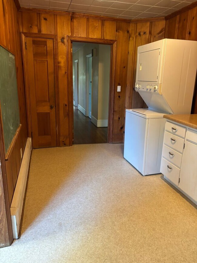 Building Photo - Spacious 3 Bedroom Convenient to Greensbor...