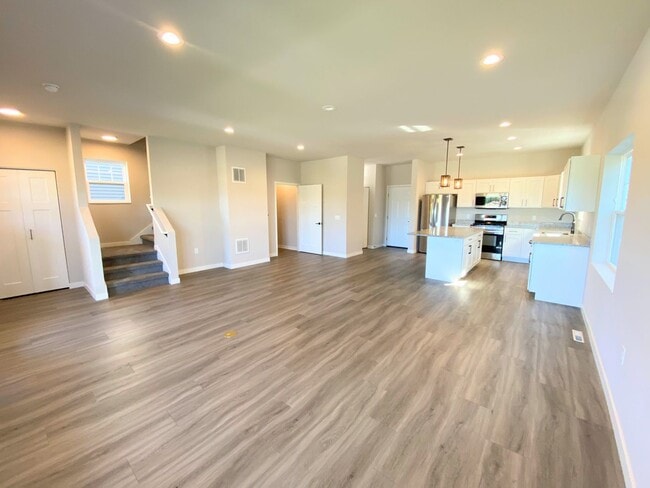 Building Photo - 4 bed, 3.5 Bath Single Family Home (Middle...