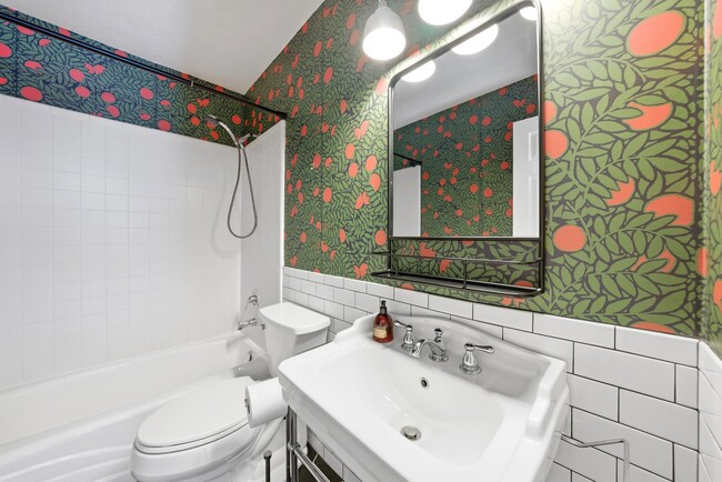 Building Photo - 574 Pugsley St