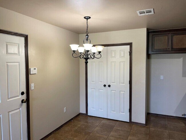 Foto del edificio - 3 bed 2 bath 2 car garage in Chickasha!  granite, luxury vinyl and ready for move in!