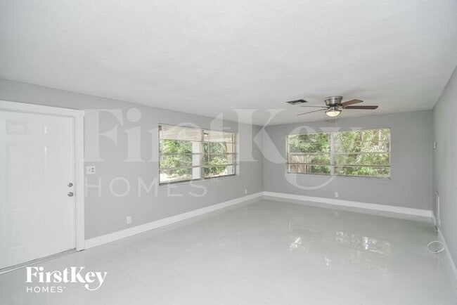 Building Photo - 2118 SW 31st Ave