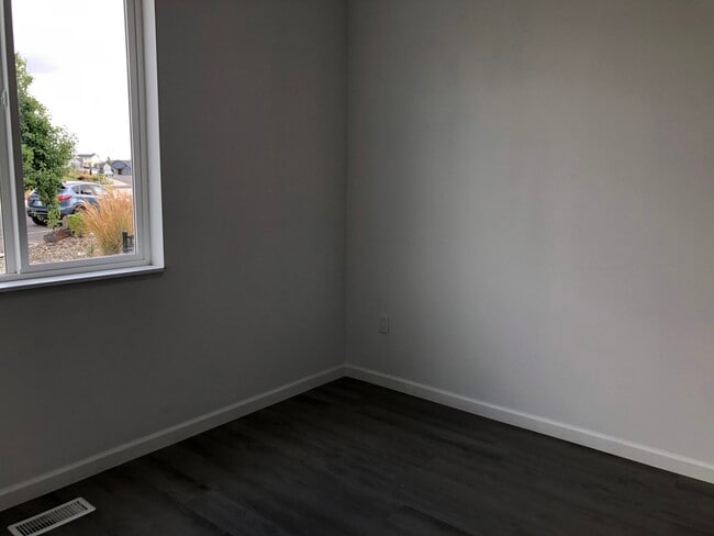 Building Photo - 1272 NW Terre View Dr