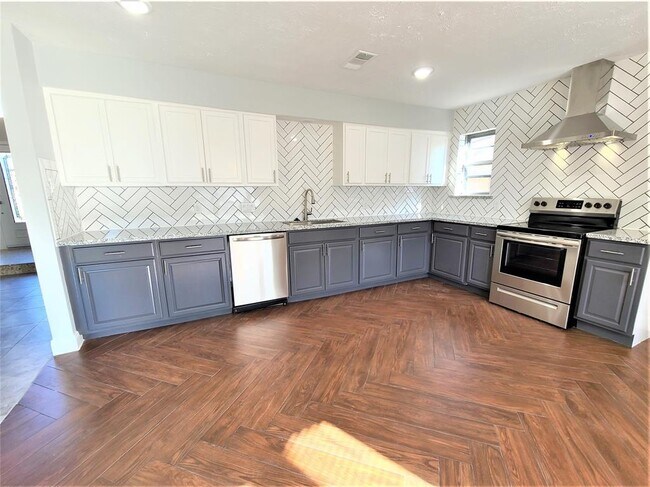 Building Photo - 15642 Boulder Oaks Dr