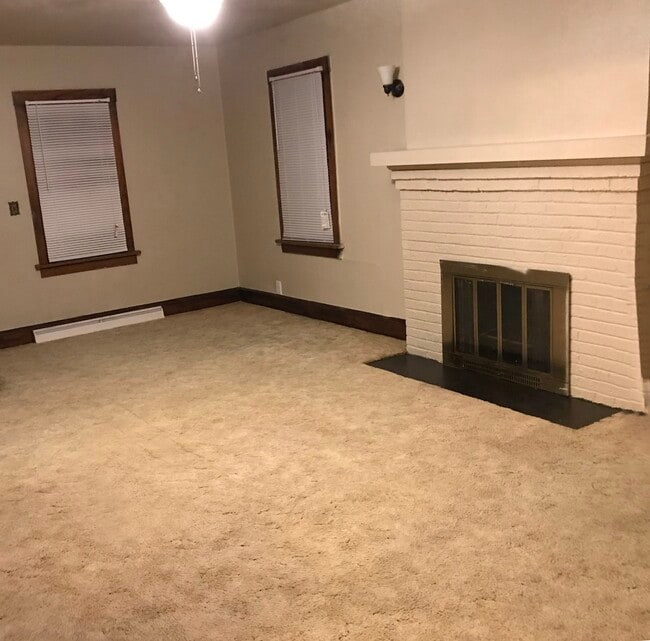 Livingroom - 621 N Independence Ave