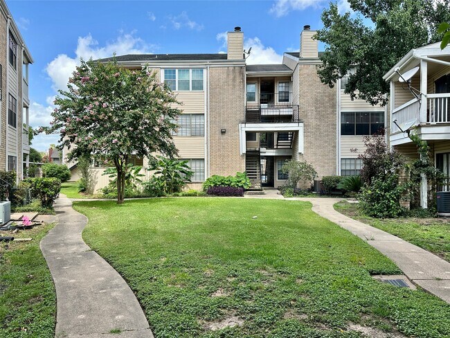 Building Photo - 2750 Holly Hall St