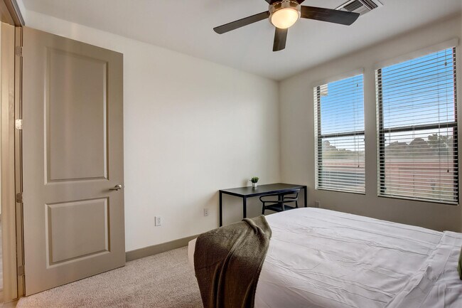 Foto del edificio - 555 N College Ave