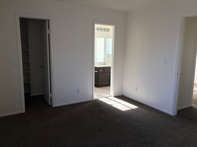 Building Photo - 6404 Rose Tree Ln