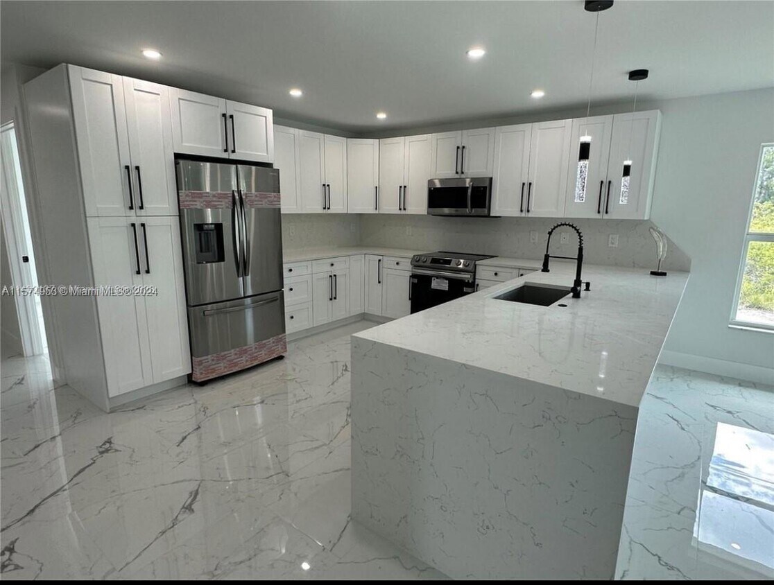 Building Photo - 1125 Milwaukee Blvd