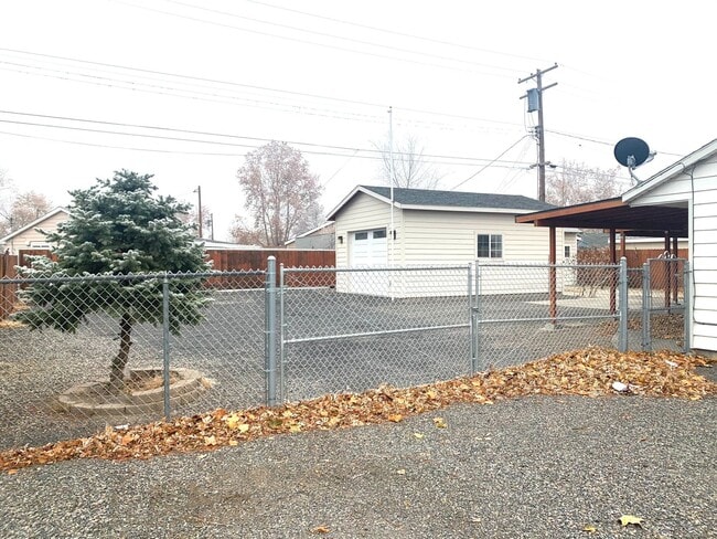 Building Photo - Entire Home with a SHOP in Richland!