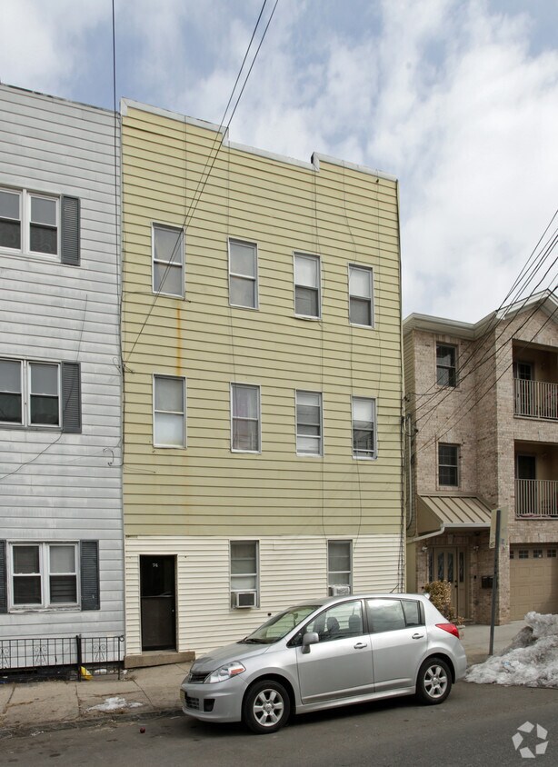 Primary Photo - 74 Hutton St
